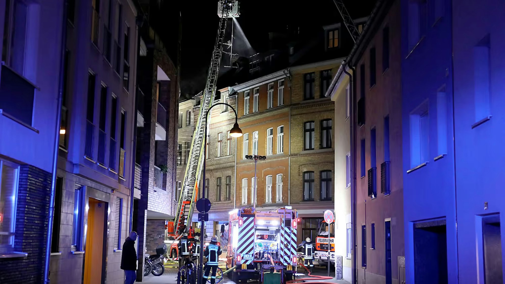Nach dem Hinweis eines Zeugen wurde ein Tatverdächtiger festgenommen, der 2018 einen Brand gelegt haben soll. (Symbolbild)