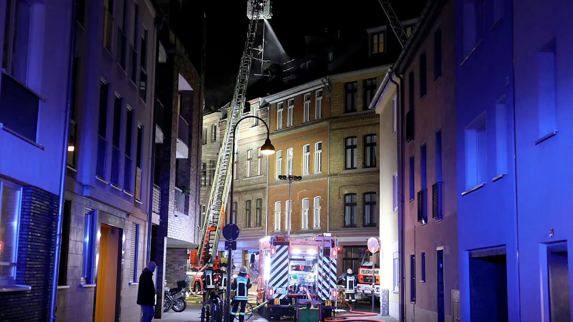 Nach dem Hinweis eines Zeugen wurde ein Tatverdächtiger festgenommen, der 2018 einen Brand gelegt haben soll. (Symbolbild)
