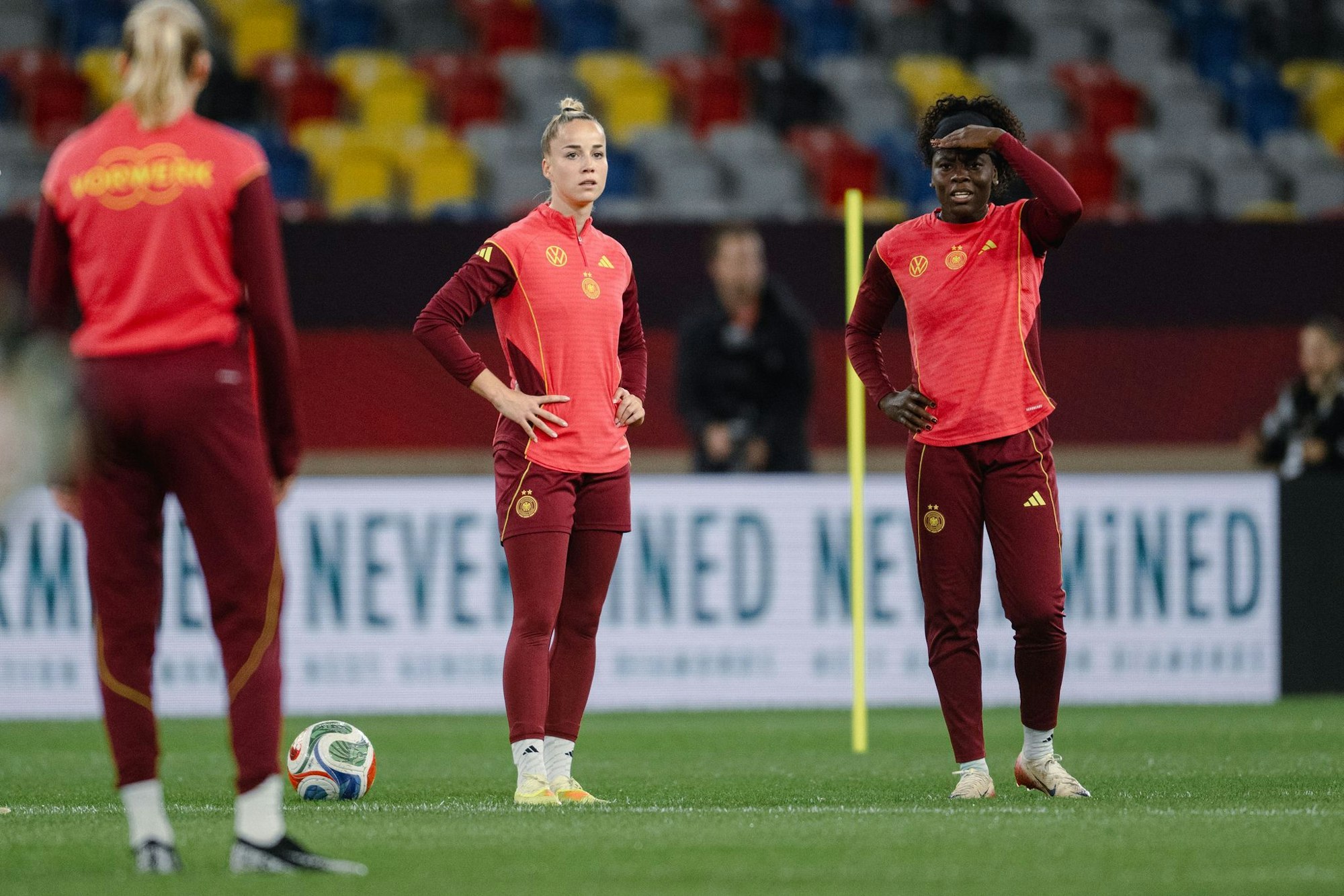 Bayern-Star Giulia Gwinn (M) ist zurück beim DFB, während ihre Vereinskollegin Lena Oberdorf erneut monatelang ausfallen wird.