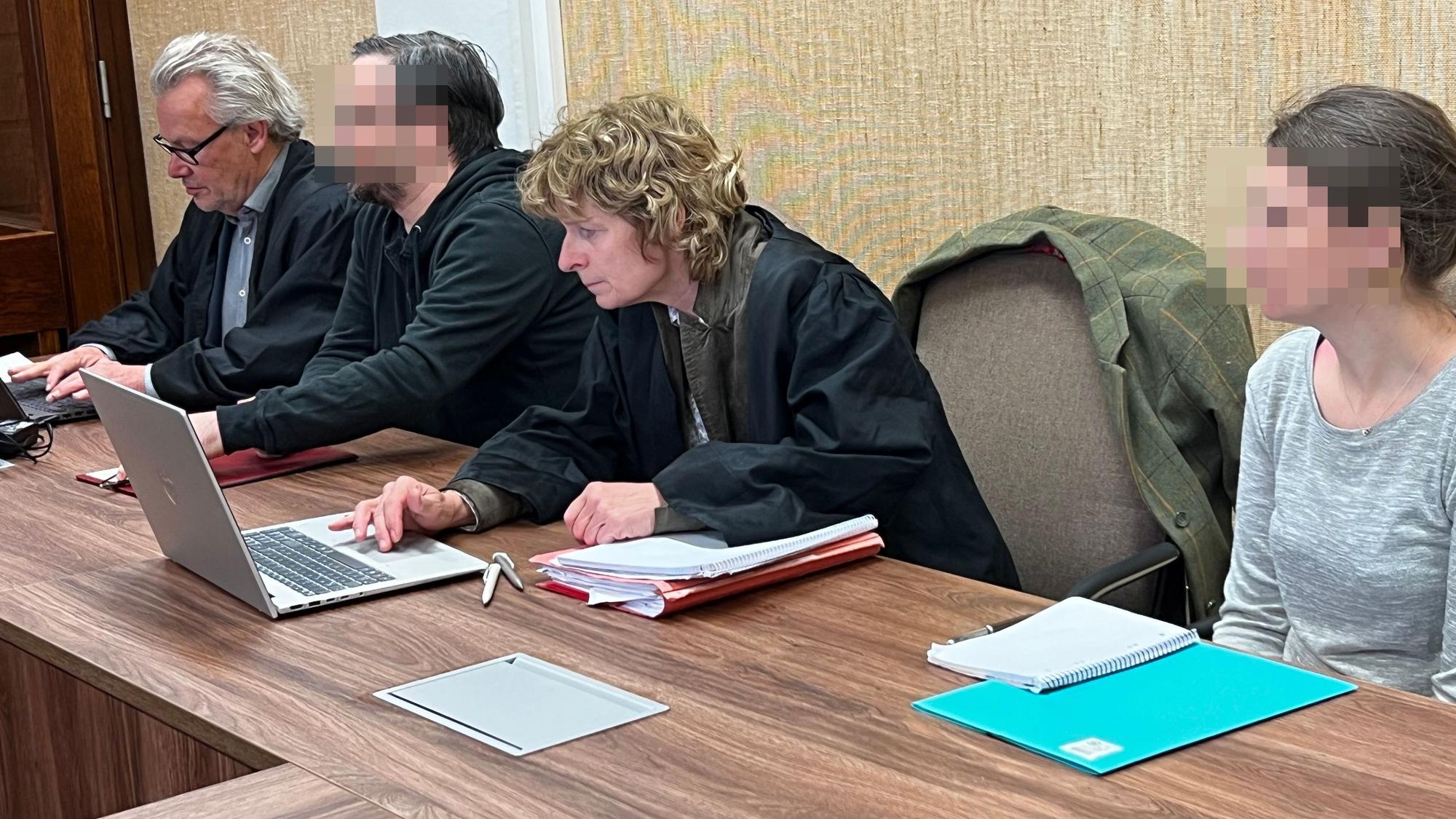 Landgericht: Ein Leverkusener Ehepaar steht vor m Landgericht, weil kinderpornografische Aufnahmen gemacht wurden und wegen Kindesmissbrauchs Bild: Ralf Krieger