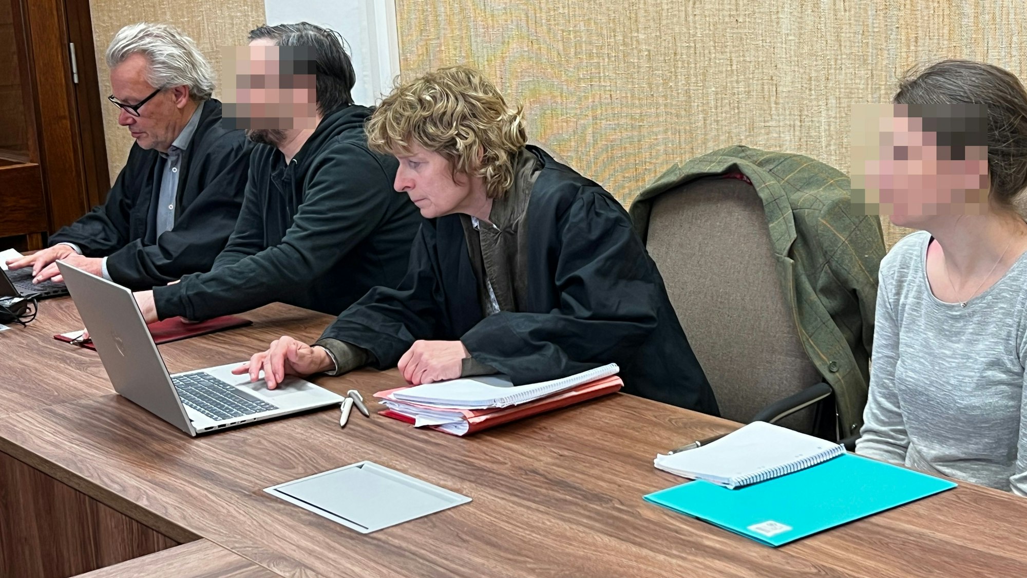 Landgericht: Ein Leverkusener Ehepaar steht vor m Landgericht, weil kinderpornografische Aufnahmen gemacht wurden und wegen Kindesmissbrauchs Bild: Ralf Krieger