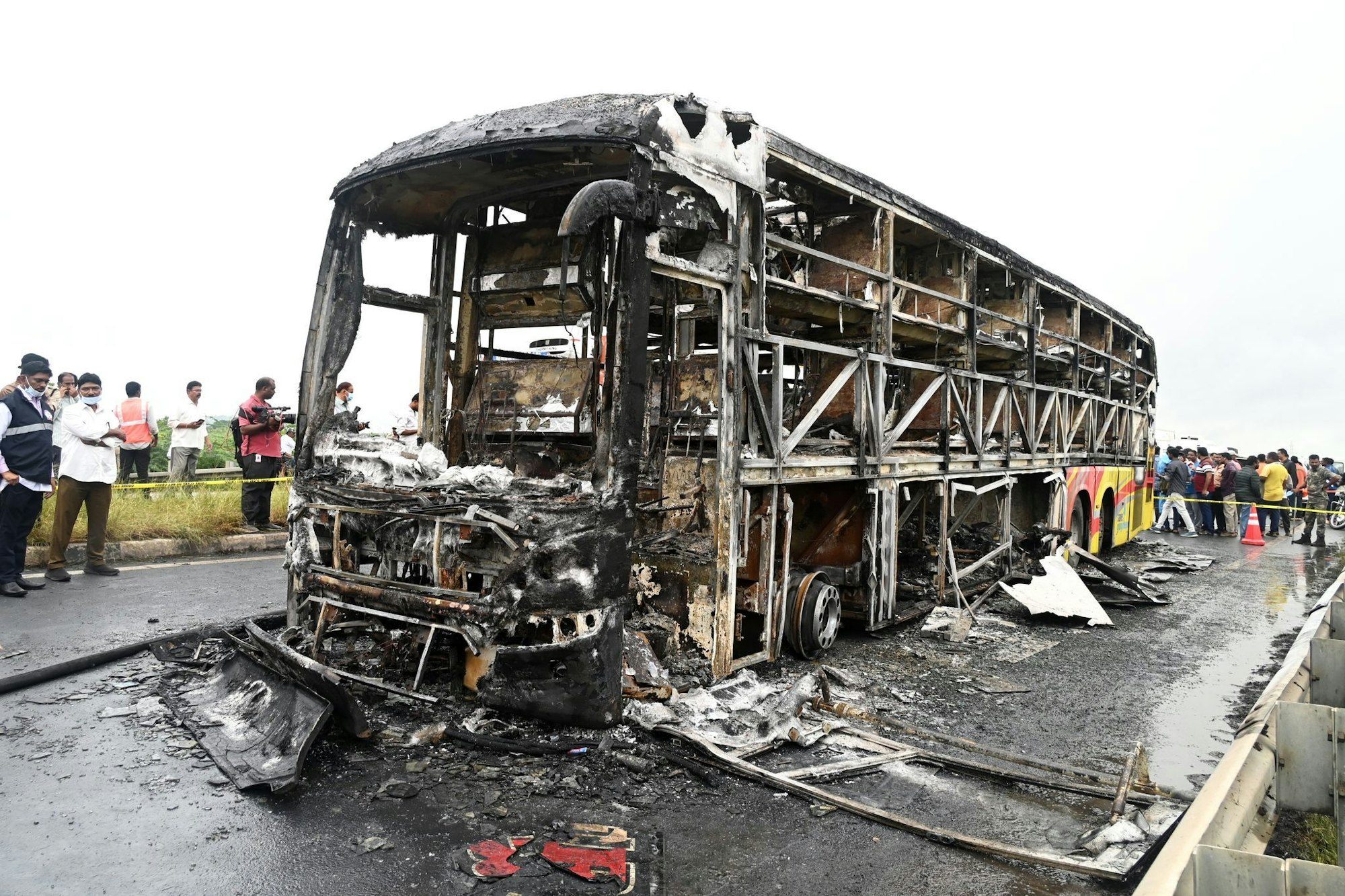 Die verkohlten Überreste des Passagierbusses liegen auf einer Landstraße im Dorf Chinnatekuru.