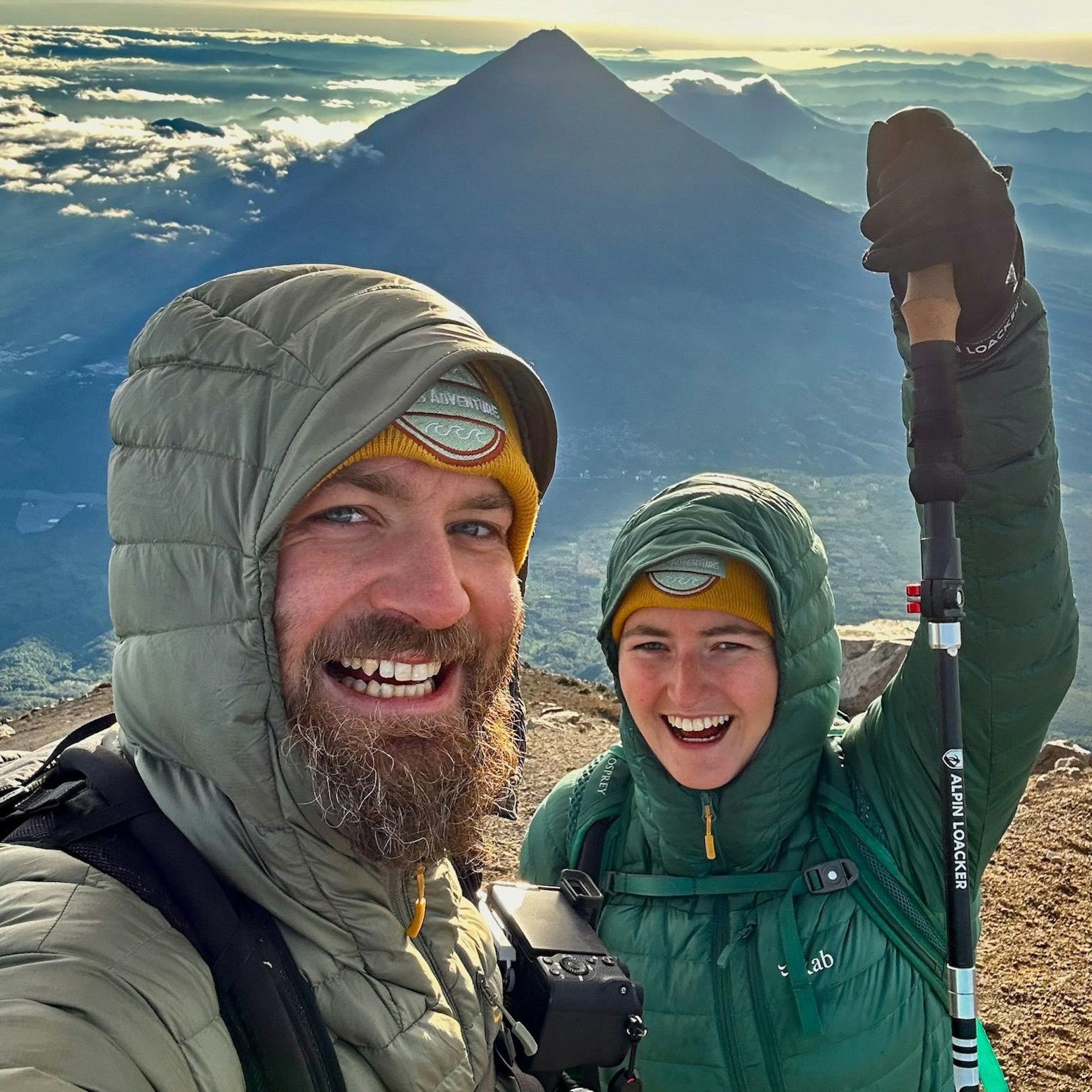 Rebecca und Marcel Schumacher beim Selfie vor einem Berg in den Anden. Die beiden tragen Wanderkleidung und Kapuzen.