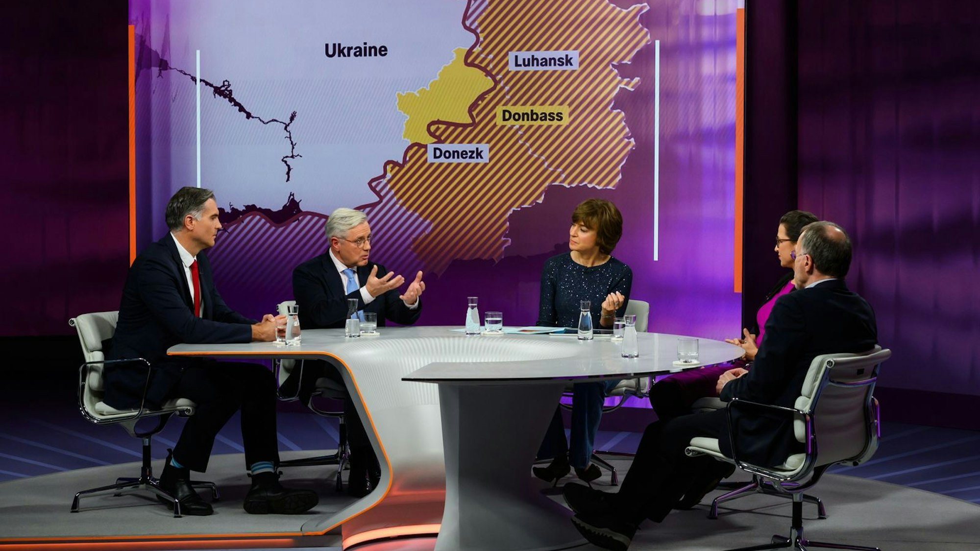 „Putin hat in diesem Jahr 100.000 tote russische Soldaten zu verantworten, das beeindruckt ihn nullkommanull - das zählt für ihn nicht“, redete sich Norbert Röttgen in Rage. (Bild: ZDF/Jule Roehr )