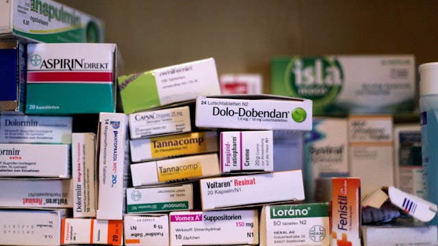 Ein Stapel rezeptfreier Medikamente
