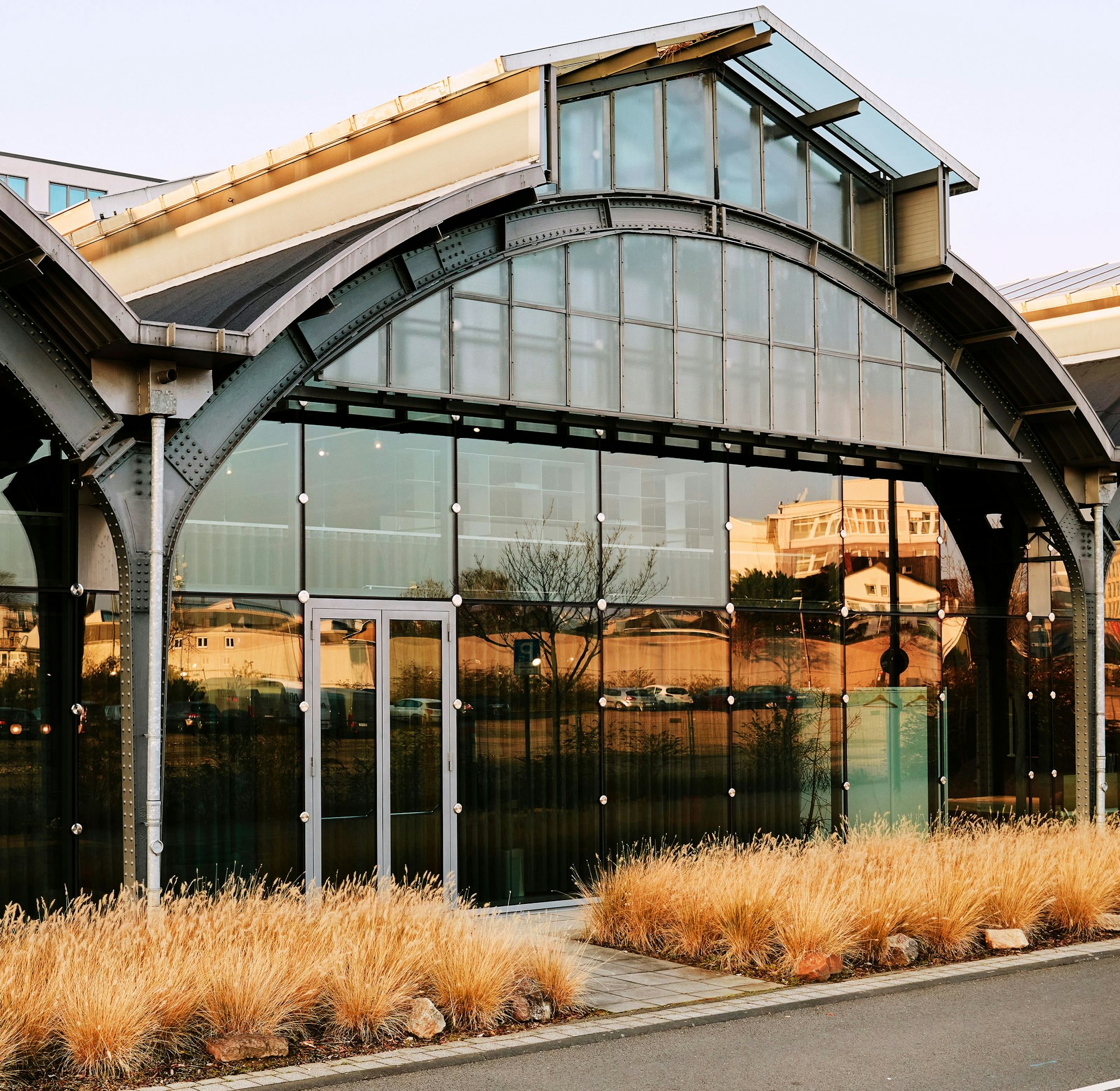 Ein Gebäude mit Glasfront