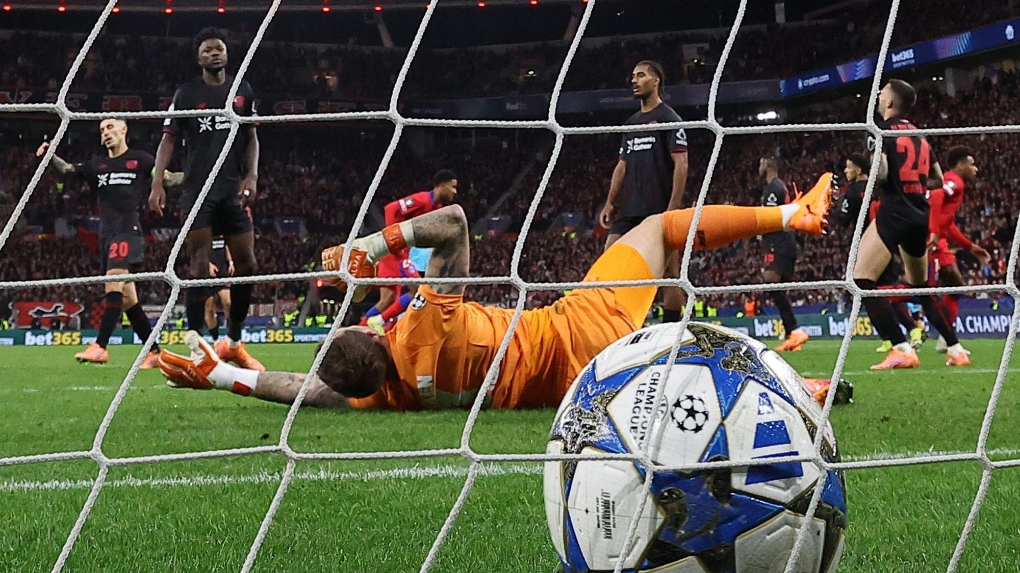 Bayer Leverkusen's Dutch goalkeeper #01 Mark Flekken fails to save the 1-2 goal during the UEFA Champions League football match between Bayer 04 Leverkusen and Paris Saint-Germain (PSG) at the BayArena stadium in Leverkusen, western Germany on October 21, 2025. (Photo by FRANCK FIFE / AFP)