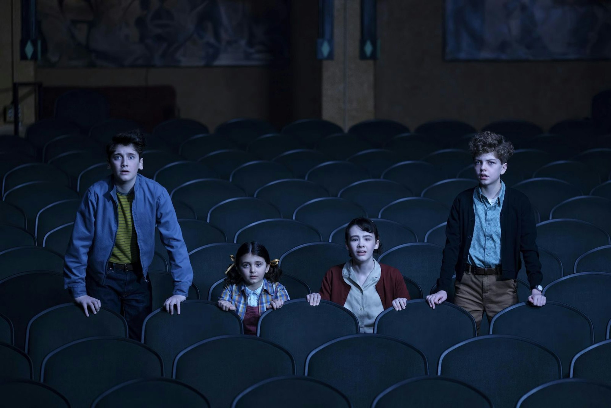 Suchen verzweifelt nach ihrem verschwundenen Freund Matti - und begeben sich dabei selbst in große Gefahr, von links: Phil (Jack Molloy Legault), seine kleine Schwester (Matilda Legault), Lily (Clara Stack) und Theodore (Mikkal Karim Fidler).
 (Bild: Home Box Office)
