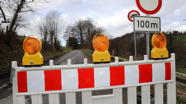 Eine rot-weiße Bake dient als Absperrung.