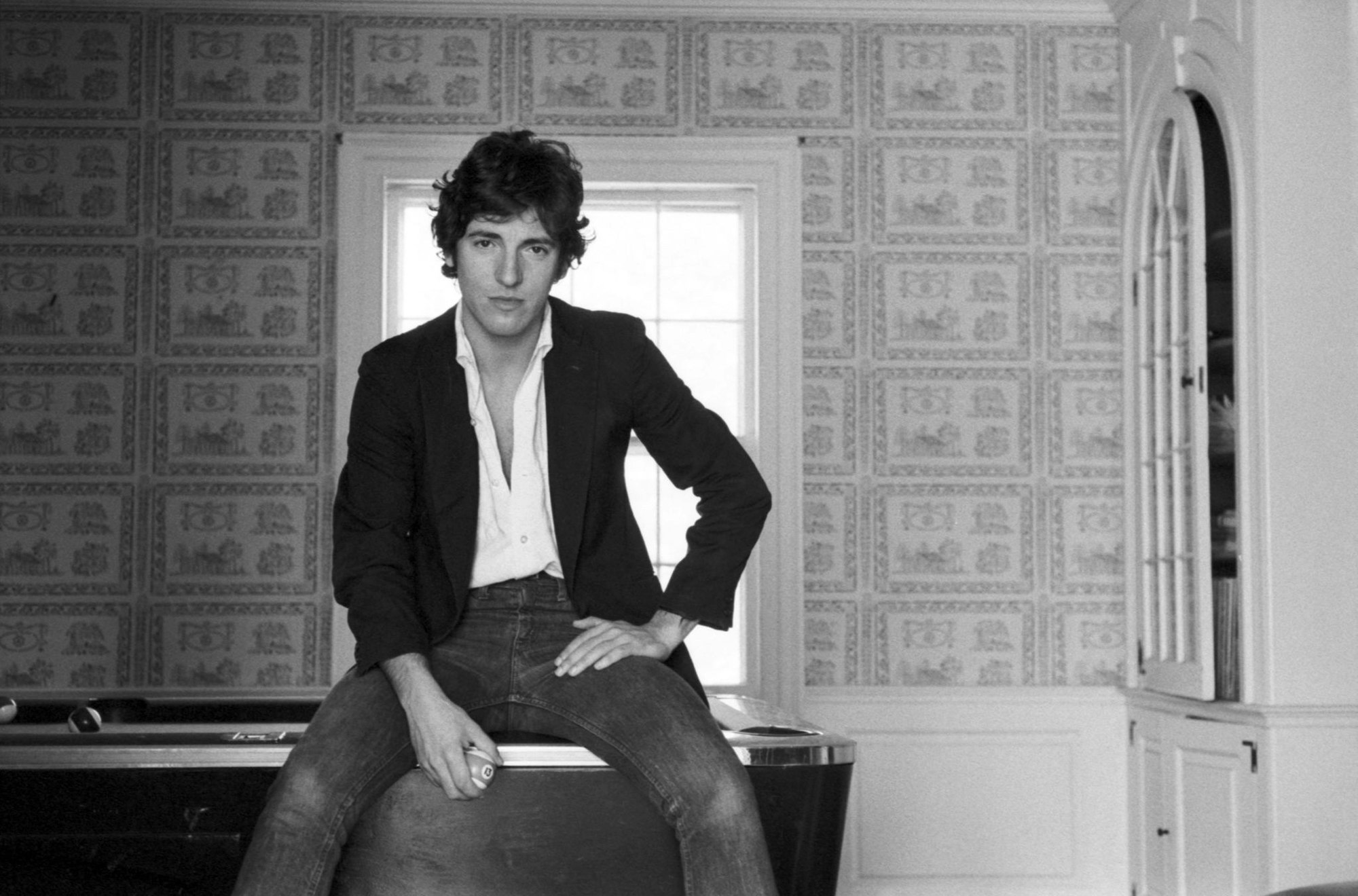 Die Musikdokumentation «Bruce Springsteen, der amerikanische Freund» zeigt ein Bild des Künstlers im Januar 1977 zu Hause in New Jersey.