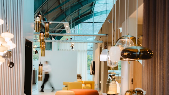 Lampen hängen in einem Ausstellungsraum.