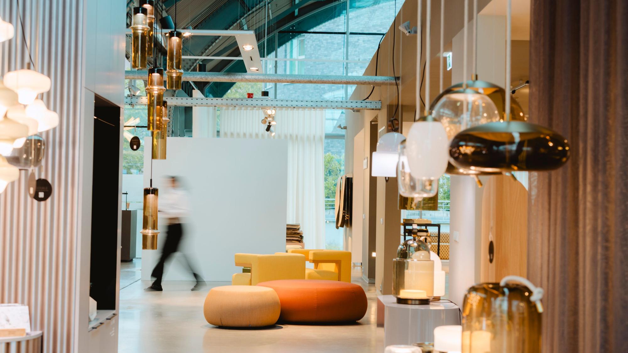 Lampen hängen in einem Ausstellungsraum.