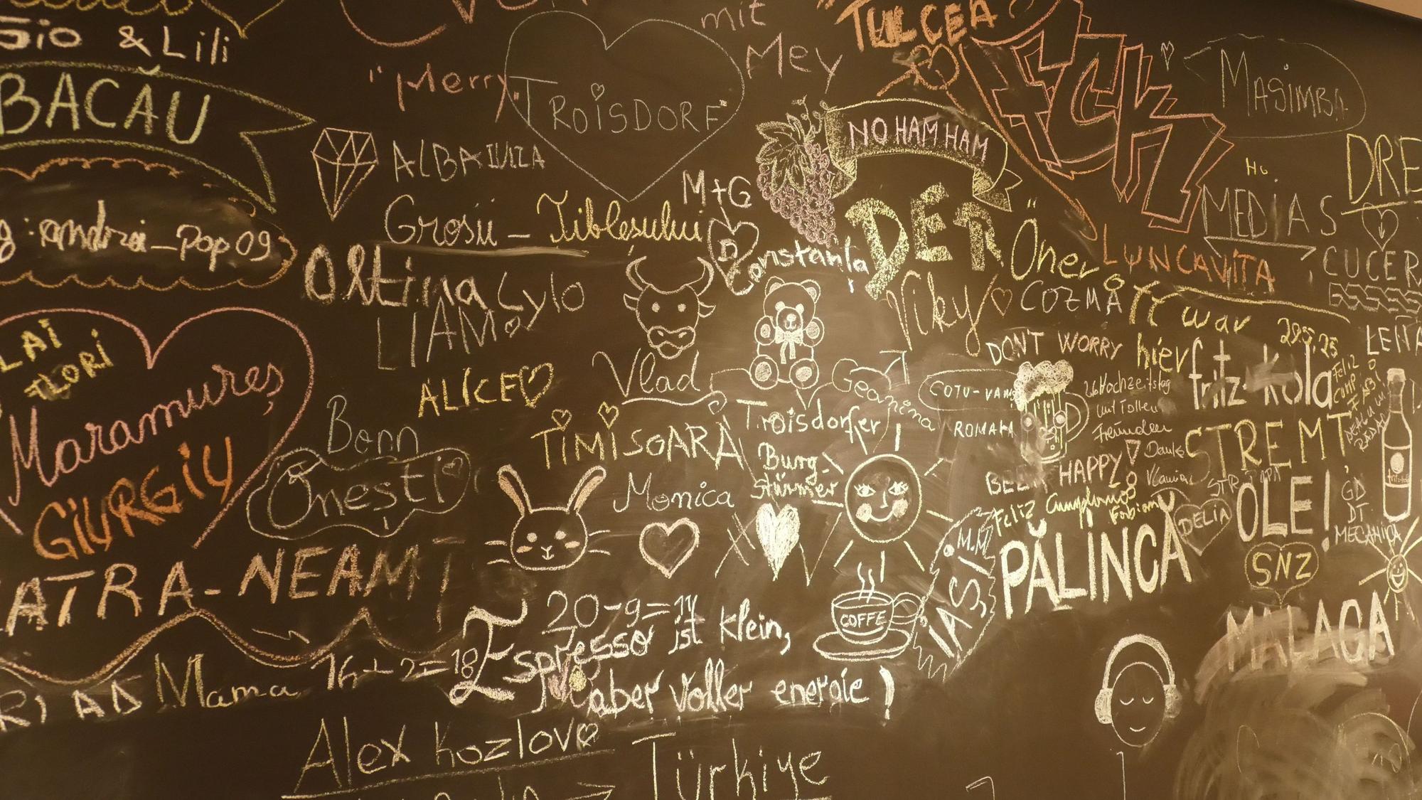 Auf einer Tafel können sich die Gäste mit einem Schriftzug verewigen. Viele wählen den Namen der Stadt, aus der sie stammen.