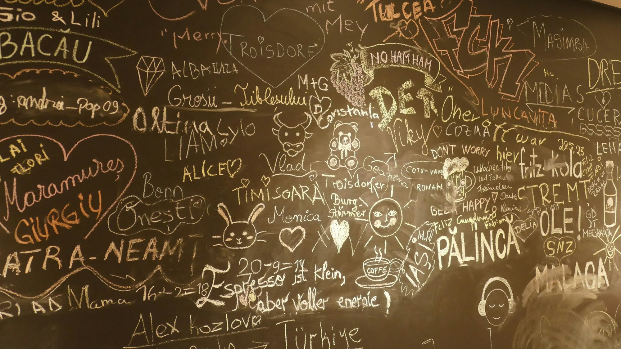 Auf einer Tafel können sich die Gäste mit einem Schriftzug verewigen. Viele wählen den Namen der Stadt, aus der sie stammen.