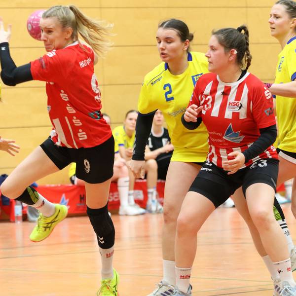 Corinna Schmitz zieht zum Wurf, die Gegnerinnen aus Bonn können sie nicht aufhalten.