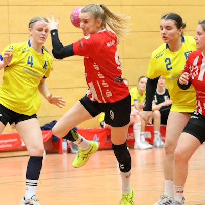 Corinna Schmitz zieht zum Wurf, die Gegnerinnen aus Bonn können sie nicht aufhalten.