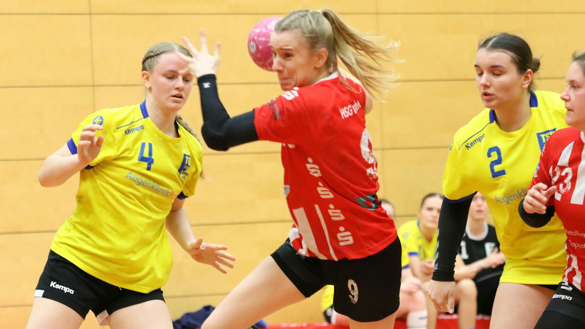 Corinna Schmitz zieht zum Wurf, die Gegnerinnen aus Bonn können sie nicht aufhalten.