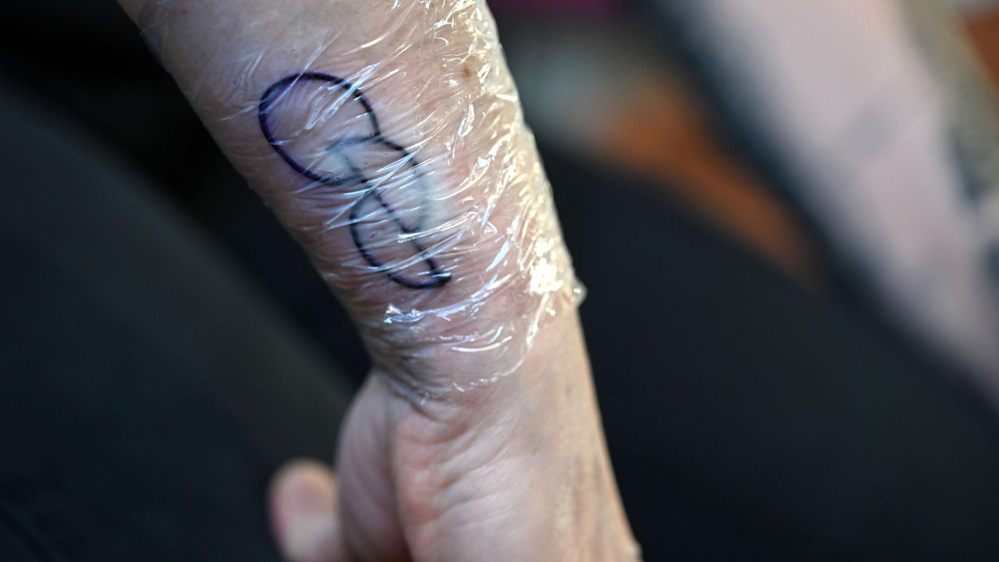 Ein Organspende-Tattoo kurz nach dem Stechen.