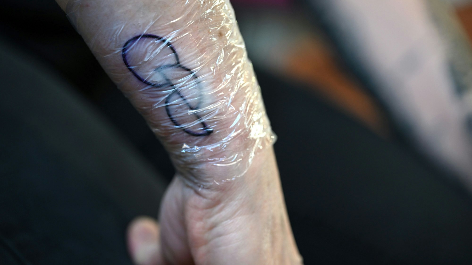 Ein Organspende-Tattoo kurz nach dem Stechen.