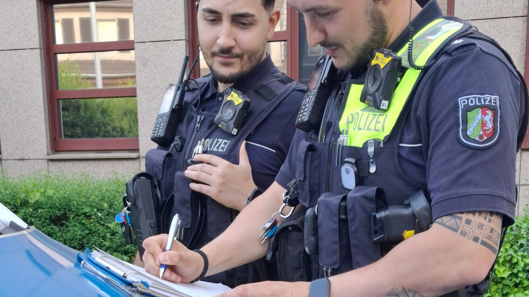 Polizeioberkommissar Otterbach und Polizeikommissar Cingöz auf Streife.