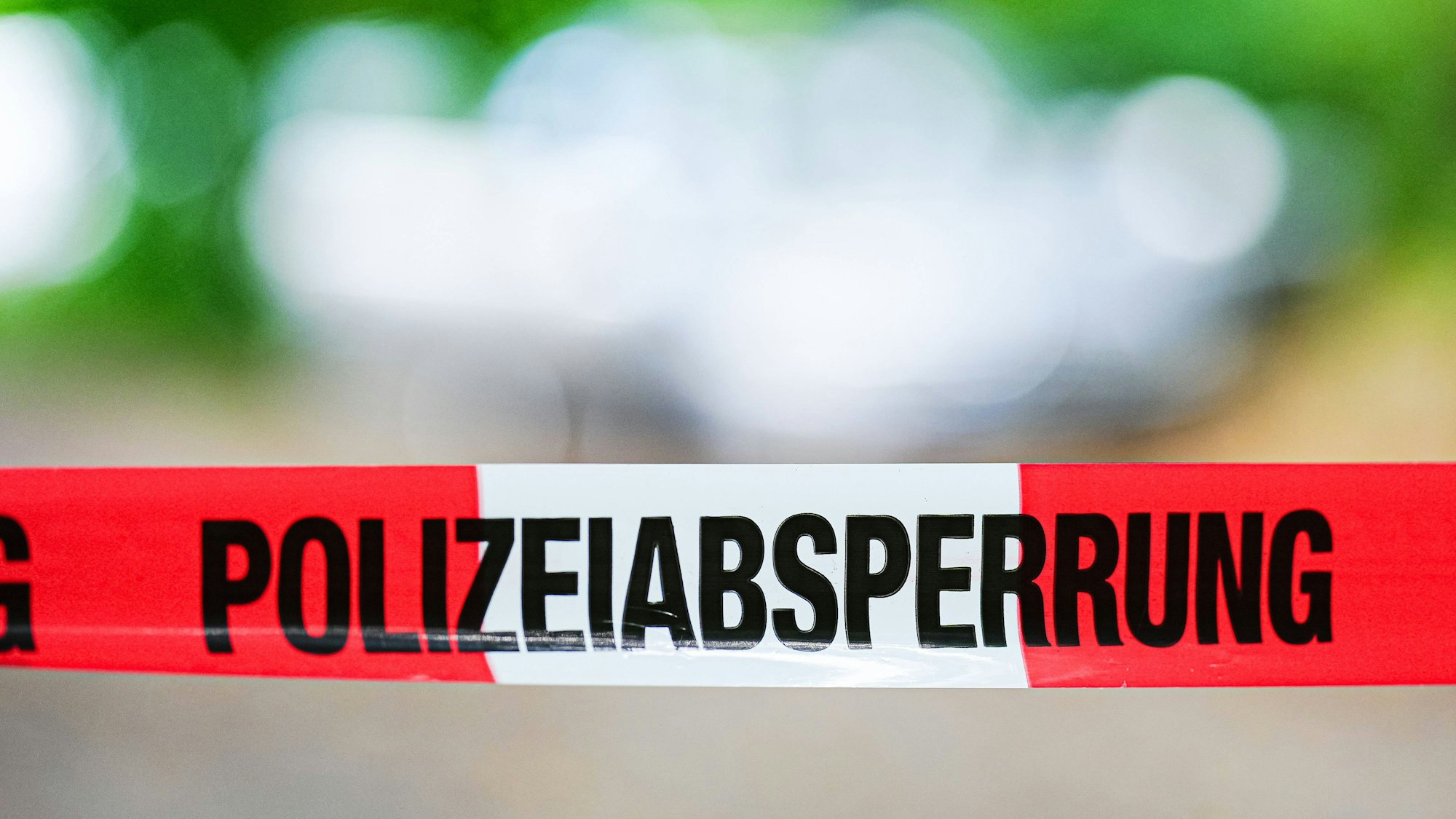 Ein Polizeiabsperrband an einer Unfallstelle. (Symbolbild)