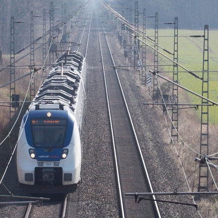 10. März 2022, Köln: Regionalverkehr Linie 6 und Linie 7 bei Worringen. Foto: Max Grönert