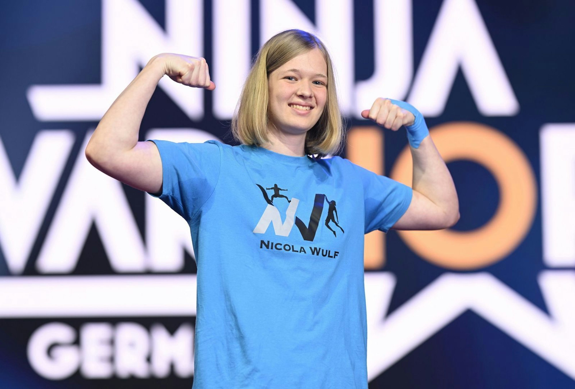 Als Newbie wurde Nicola Wulf (17) letztes Jahr Last Woman Standing. „Die lebt für den Ninja-Sport“, weiß Buschi. Nicola geht souverän durch den Parcours, aber an „Buschis Rache“ will sie zu schnell sein. „Zu früh rüber“, analysiert Buschi und stöhnt: „Warum?“ Denn Nicola geht baden. Sie wird beste Frau, ist aber kritisch: „Tut weh, weil's machbar war.“  (Bild: RTL/Markus Hertrich)