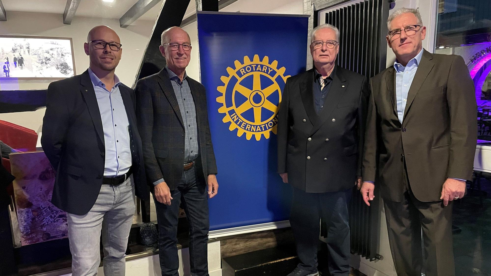 Guido Zaß (Präsident, v.l.), Walter Schepers (Vorsitzender des Vereins Rotary-Leverkusen-Gemeindienst) und Christian Geismann (Sekretär) bei der Spendenübergabe mit Hanno Fasel.