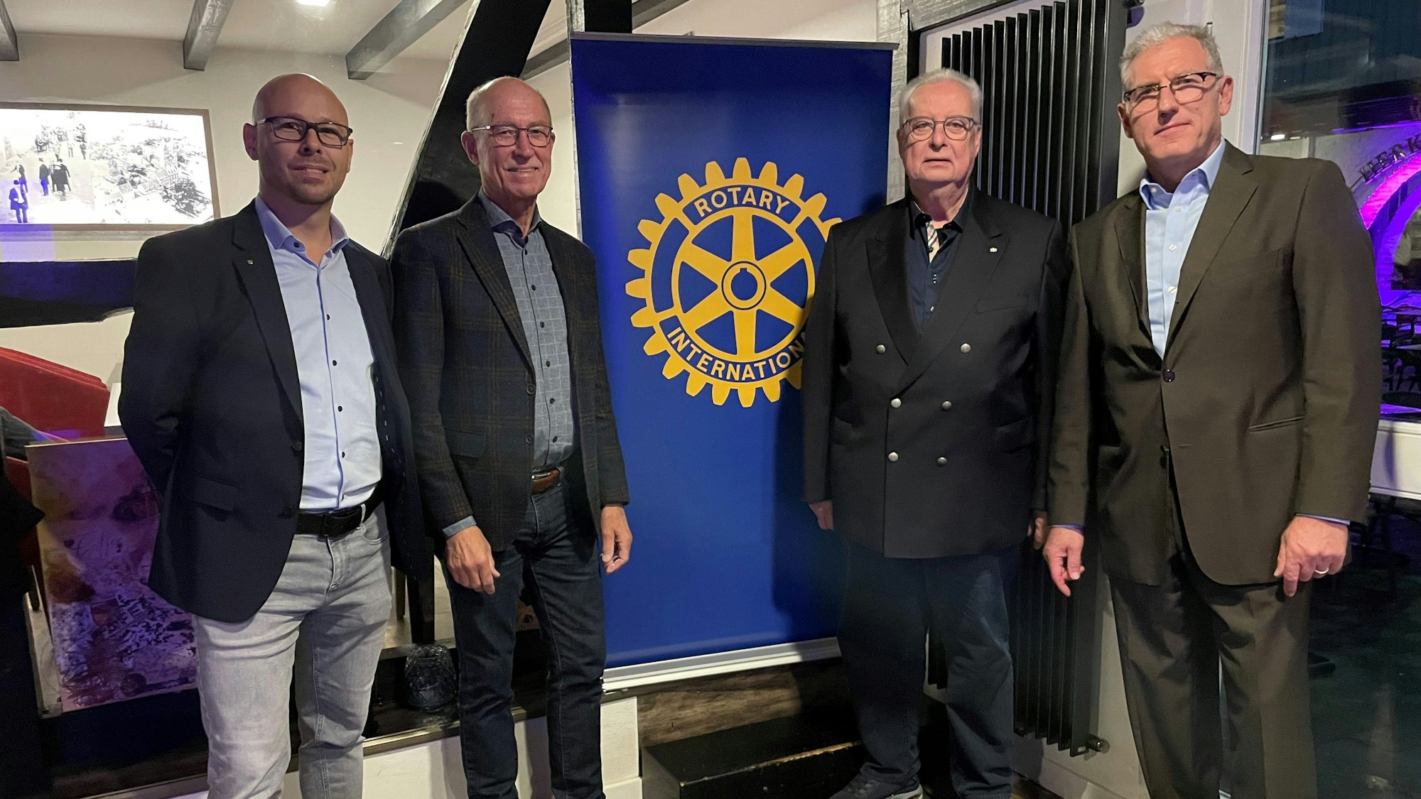 Guido Zaß (Präsident, v.l.), Walter Schepers (Vorsitzender des Vereins Rotary-Leverkusen-Gemeindienst) und Christian Geismann (Sekretär) bei der Spendenübergabe mit Hanno Fasel.