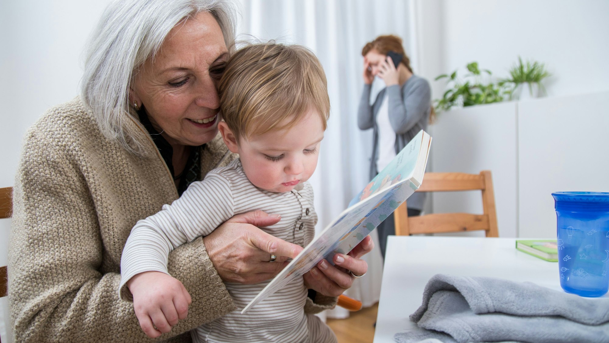 ILLUSTRATION - Familien-Verpflichtungen, Job-Verantwortung: Allen möchte man gerecht werden. Allerdings sollte man die Verantwortung für sich selbst dabei nicht aus den Augen verlieren. (zu dpa: «Die Sandwich-Falle: Eingeklemmt zwischen Sorge-Erwartungen») Foto: Christin Klose/dpa-tmn - Honorarfrei nur für Bezieher des dpa-Themendienstes +++ dpa-Themendienst +++