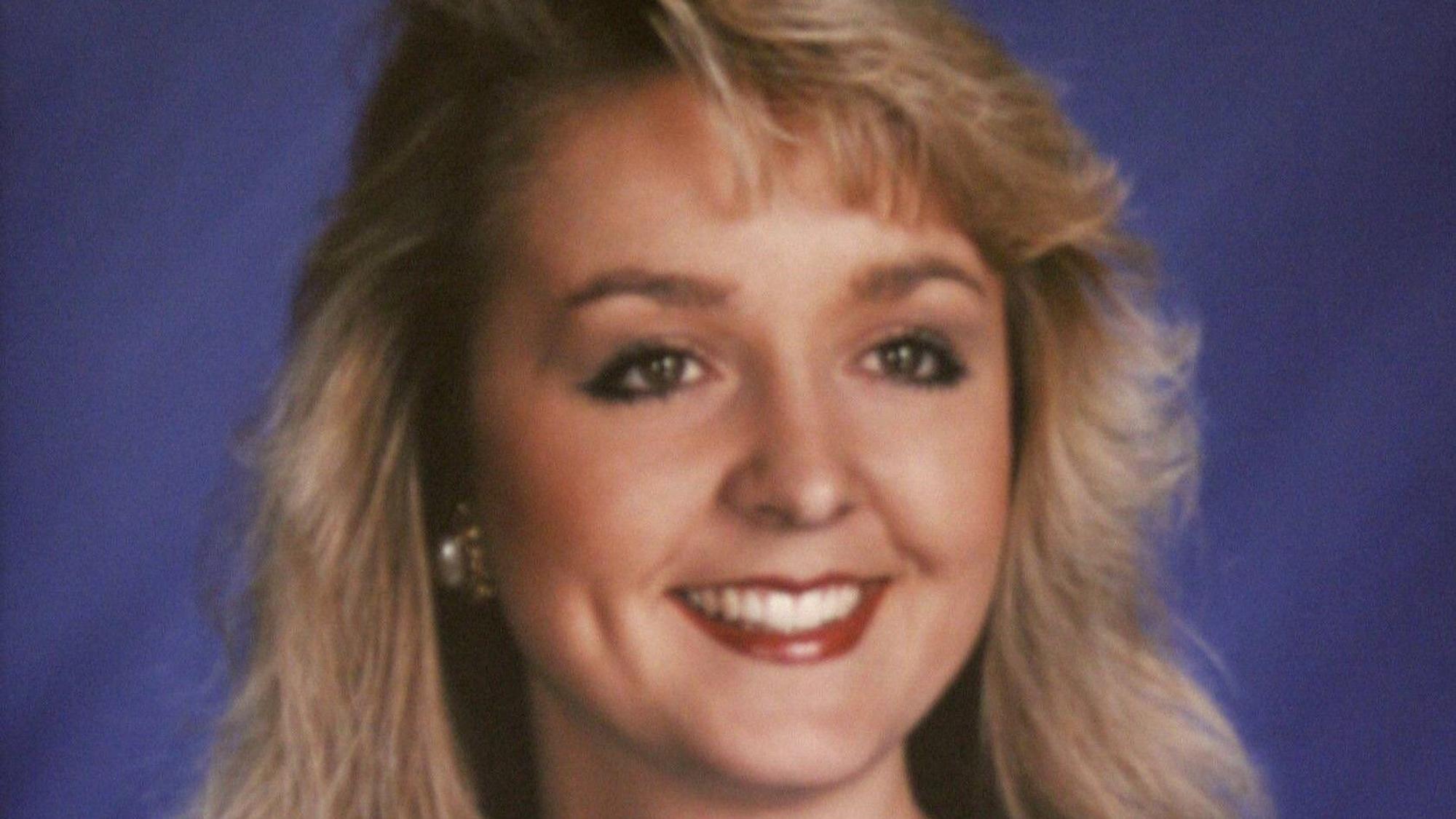 Jodi Huisentruit lächelt an der Kamera seitlich vorbei.