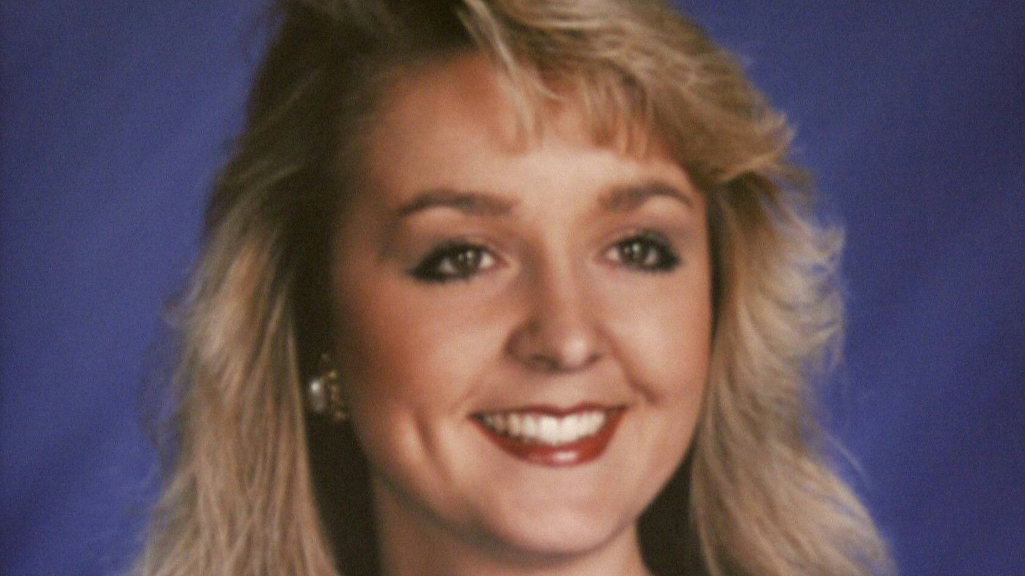 Jodi Huisentruit lächelt an der Kamera seitlich vorbei.