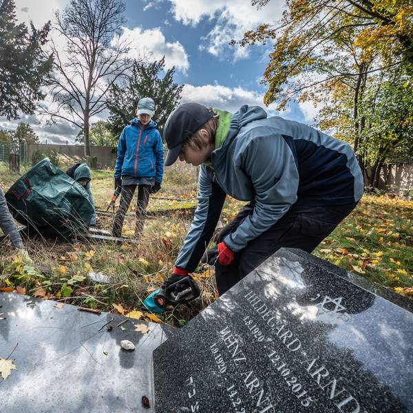 Erwachsene und Jugendliche vom Pfadfinder-Stamm Orion aus Mathildenhof haben sich an die Arbeit gemacht und versuchen, den jüdischen Friedhof in Opladen wieder in Ordnung zu bringen.