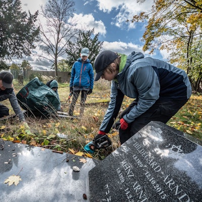 Erwachsene und Jugendliche vom Pfadfinder-Stamm Orion aus Mathildenhof haben sich an die Arbeit gemacht und versuchen, den jüdischen Friedhof in Opladen wieder in Ordnung zu bringen.