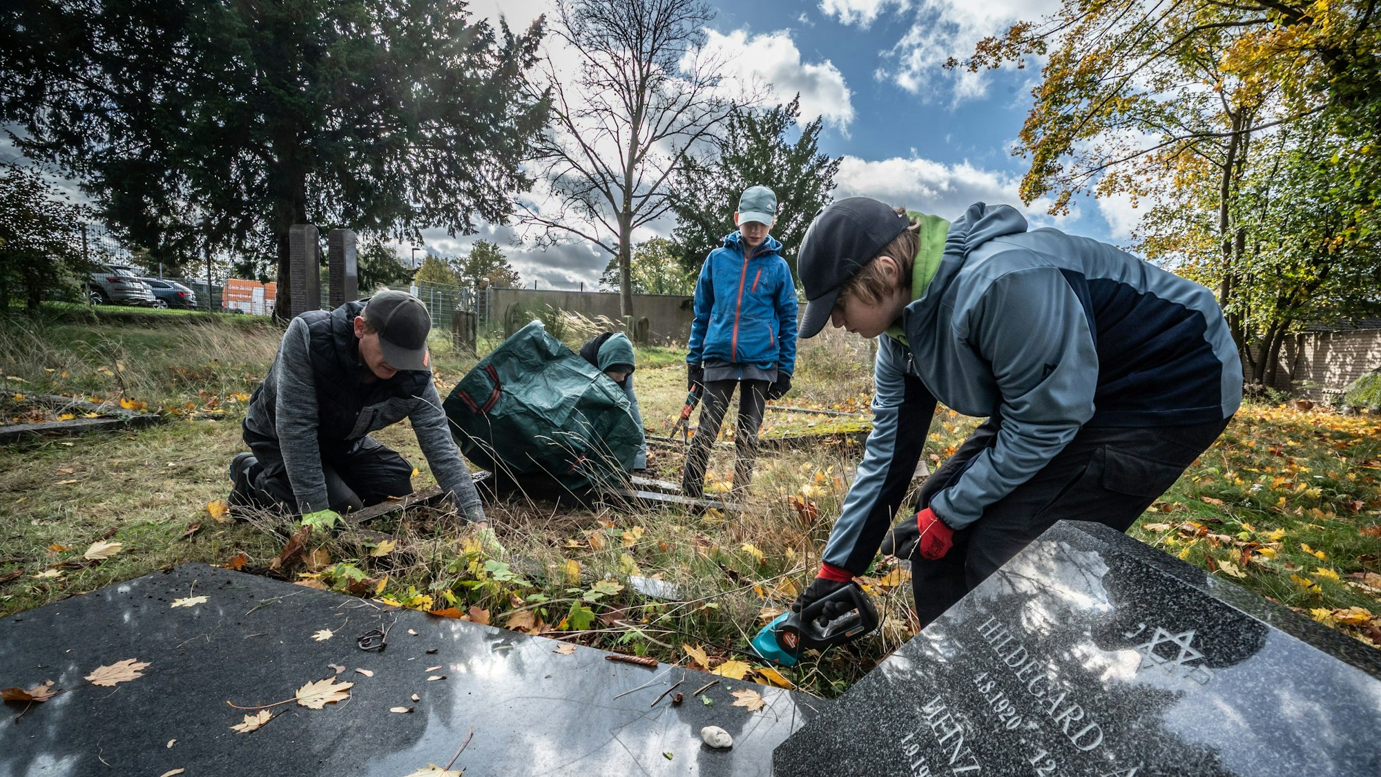 Erwachsene und Jugendliche vom Pfadfinder-Stamm Orion aus Mathildenhof haben sich an die Arbeit gemacht und versuchen, den jüdischen Friedhof in Opladen wieder in Ordnung zu bringen.