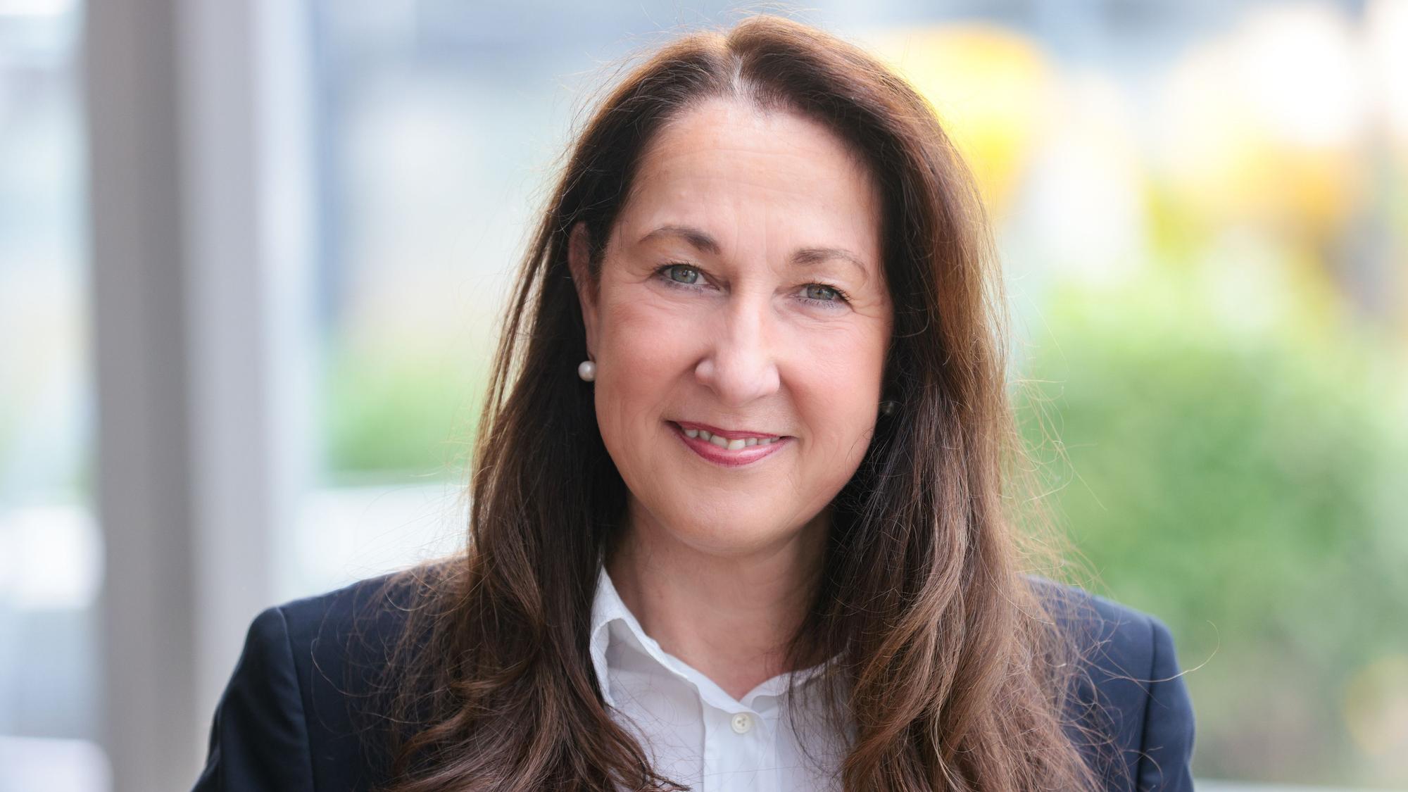 Iris Stalzer auf einem unadatierten Archivbild aus 2025. Die SPD-Politikerin Iris Stalzer ist erst vor Kurzem zur neuen Bürgermeisterin von Herdecke gewählt worden. Jetzt wurde sie schwer verletzt zu Hause gefunden.