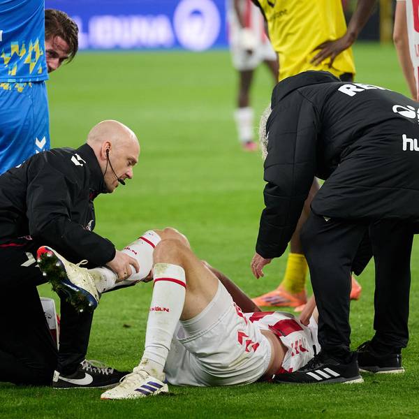 Timo Hübers wird nach seiner Verletzung auf dem Platz im Signal Iduna Park behandelt. Der 1. FC Köln unterlag am Samstag (25. Oktober) Borussla Dortmund mit 0:1.