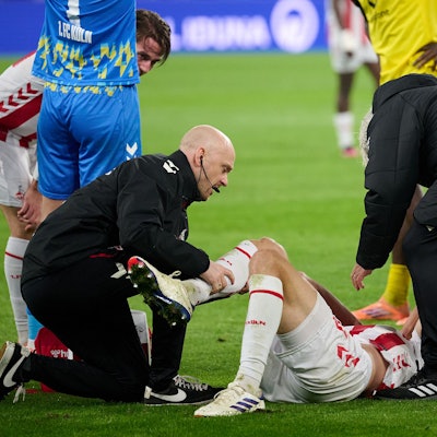 Timo Hübers wird nach seiner Verletzung auf dem Platz im Signal Iduna Park behandelt. Der 1. FC Köln unterlag am Samstag (25. Oktober) Borussla Dortmund mit 0:1.