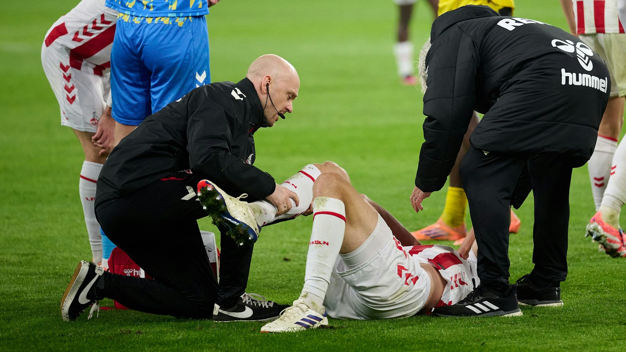 Timo Hübers wird nach seiner Verletzung auf dem Platz im Signal Iduna Park behandelt. Der 1. FC Köln unterlag am Samstag (25. Oktober) Borussla Dortmund mit 0:1.