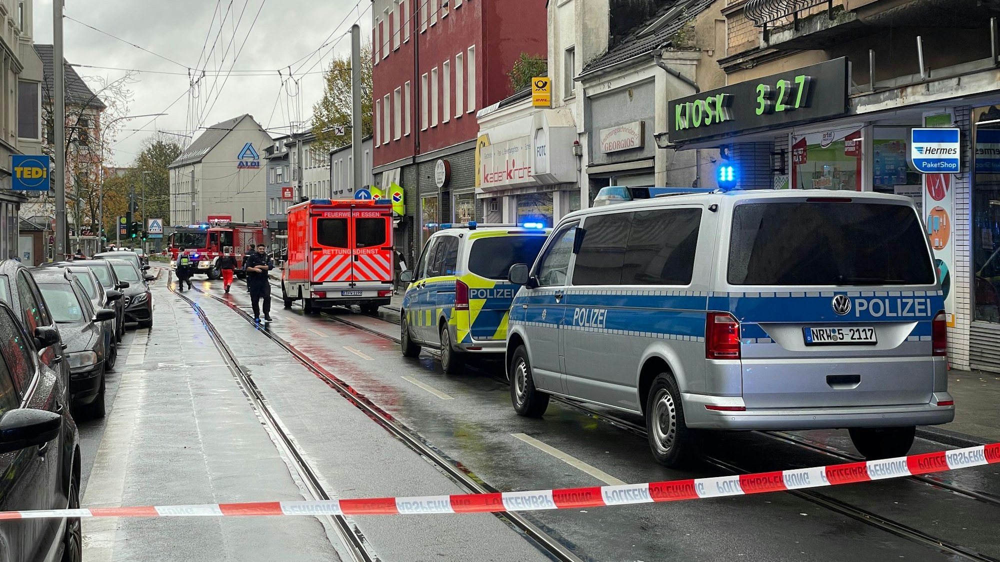In Essen hat die Polizei zwei verletzte Männer gefunden. Der eine hatte eine Schuss-, der andere eine Stichverletzung.