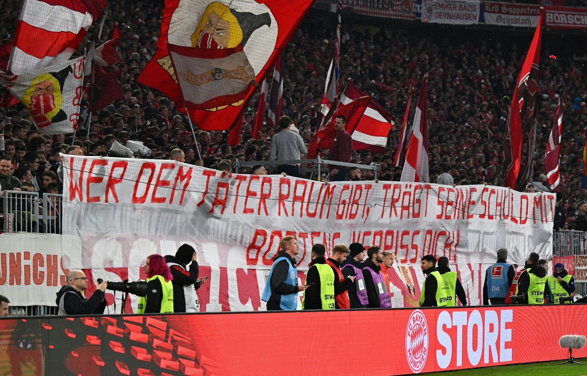 Bayern-Fans entrollten beim Duell gegen Dortmund ein Transparent gegen Ex-Profi Jérôme Boateng.