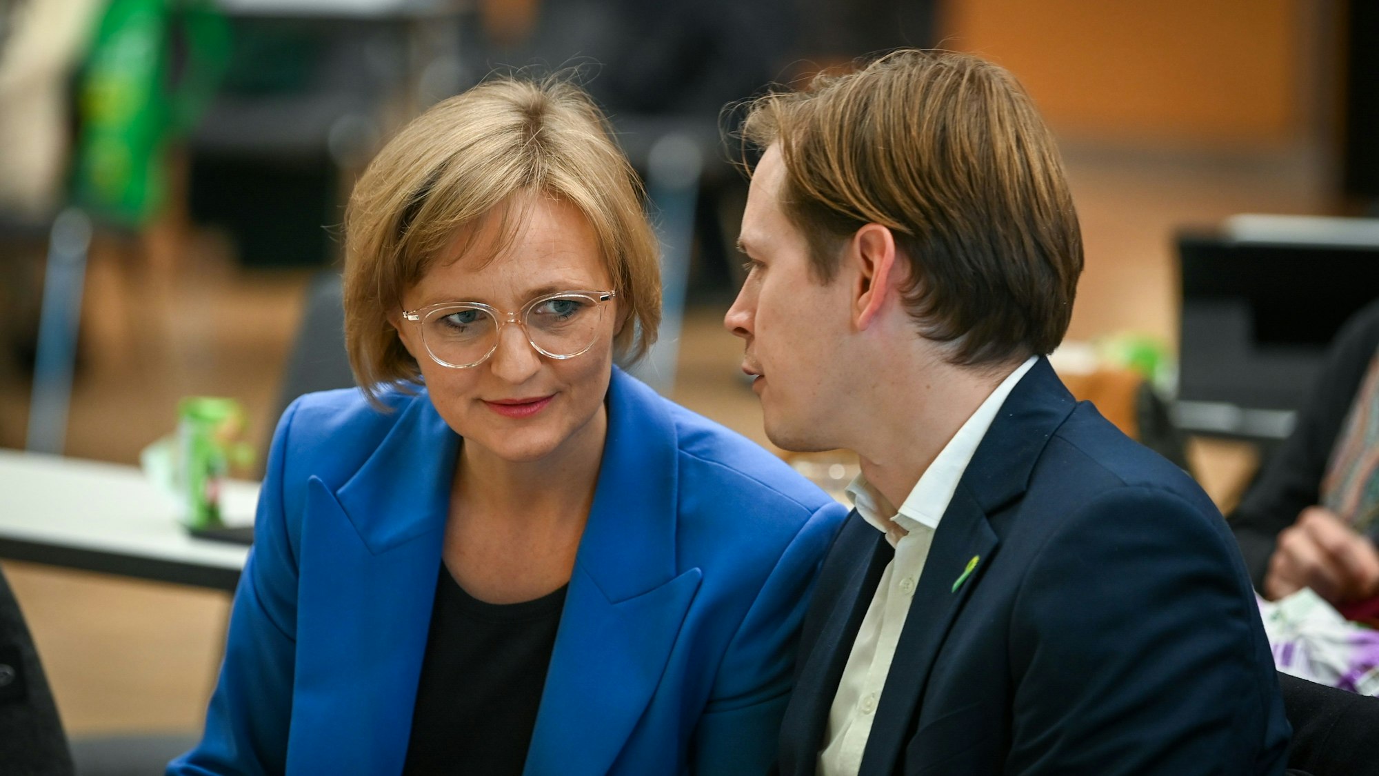 Franziska Brantner (l.), Bundesvorsitzende von Bündnis 90/Die Grünen, und Heiko Knopf, stellvertretender Bundesvorsitzender von Bündnis 90/Die Grünen, nehmen an der Landesdelegiertenkonferenz von Bündnis 90/Die Grünen Thüringen im Congress Center Erfurt teil.