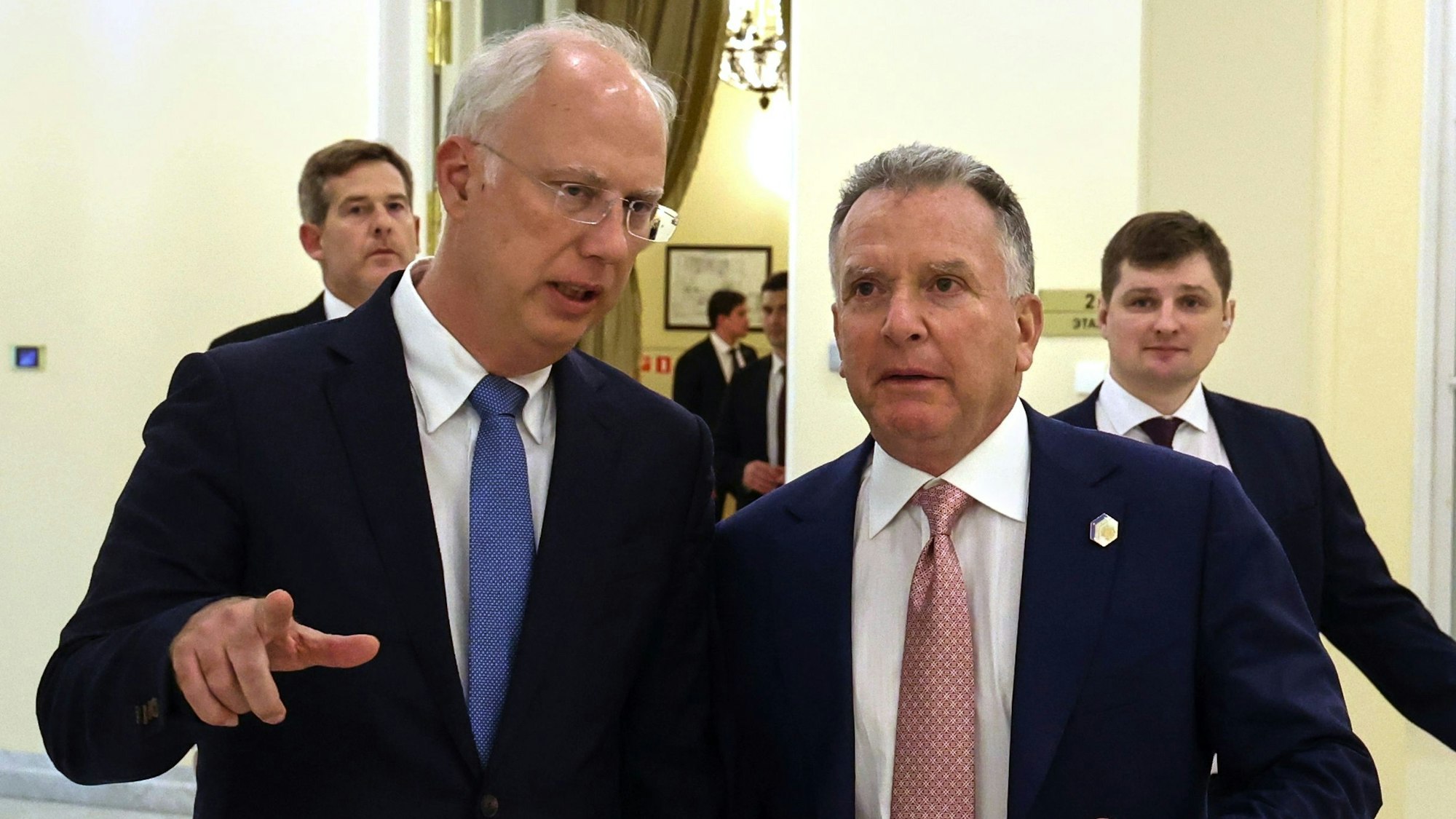 Kreml-Unterhändler Kirill Dmitrijew (l) und der Sondergesandte von US-Präsident Trump, Steve Witkoff in St. Petersburg. (Archivbild)