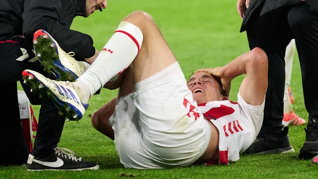 Timo Hübers wird nach seiner Verletzung auf dem Platz im Signal Iduna Park behandelt. Der 1. FC Köln unterlag am Samstag (25. Oktober) Borussla Dortmund mit 0:1.