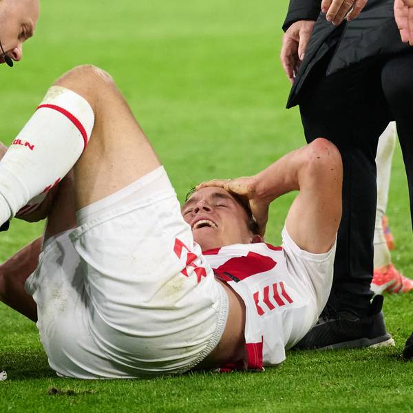 Timo Hübers wird nach seiner Verletzung auf dem Platz im Signal Iduna Park behandelt. Der 1. FC Köln unterlag am Samstag (25. Oktober) Borussla Dortmund mit 0:1.