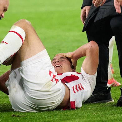 Timo Hübers wird nach seiner Verletzung auf dem Platz im Signal Iduna Park behandelt. Der 1. FC Köln unterlag am Samstag (25. Oktober) Borussla Dortmund mit 0:1.
