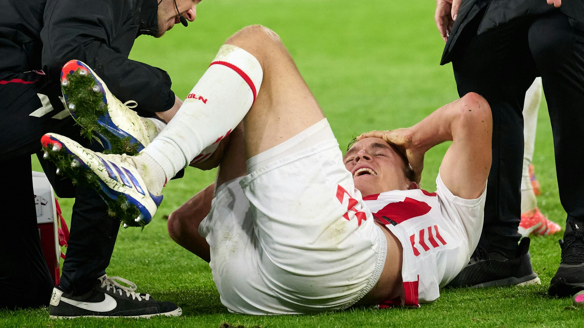 Timo Hübers wird nach seiner Verletzung auf dem Platz im Signal Iduna Park behandelt. Der 1. FC Köln unterlag am Samstag (25. Oktober) Borussla Dortmund mit 0:1.