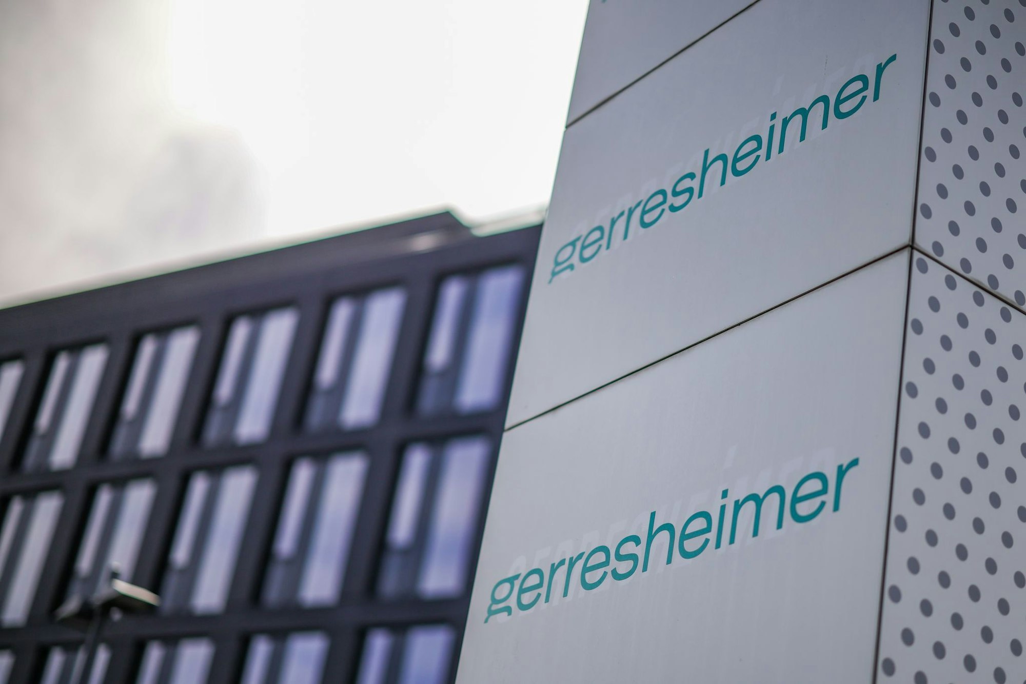 Das Gerresheimer-Logo vor einem Büro des Düsseldorfer Verpackungsspezialisten.