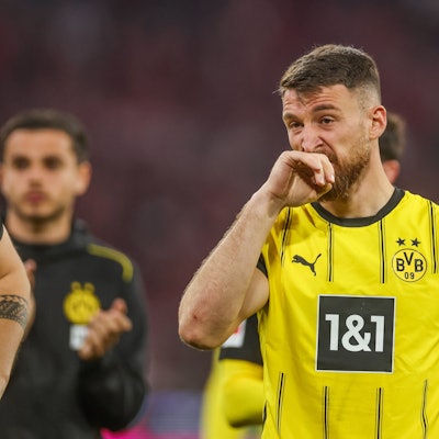 Salih Özcan reibt sich im BVB-Trikot die Nase.