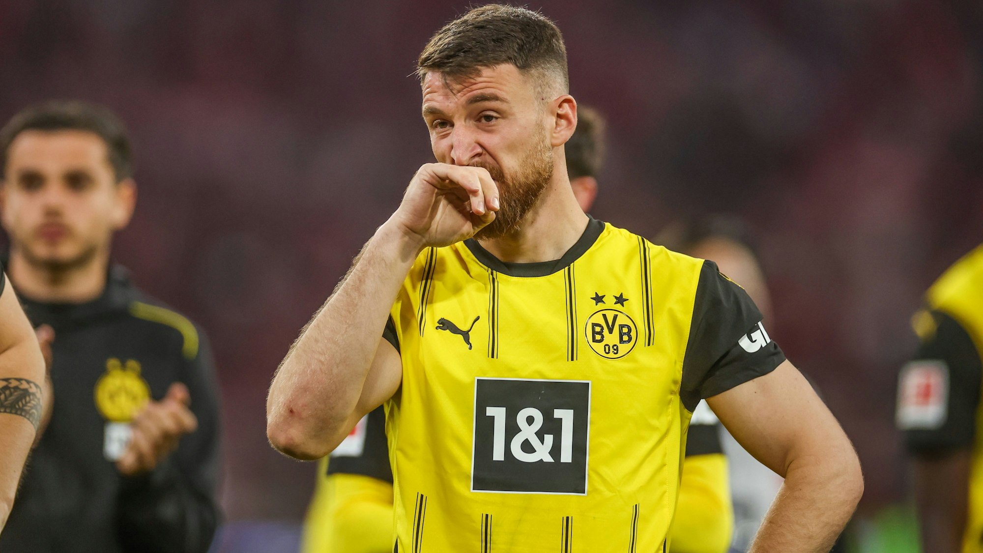 Salih Özcan reibt sich im BVB-Trikot die Nase.